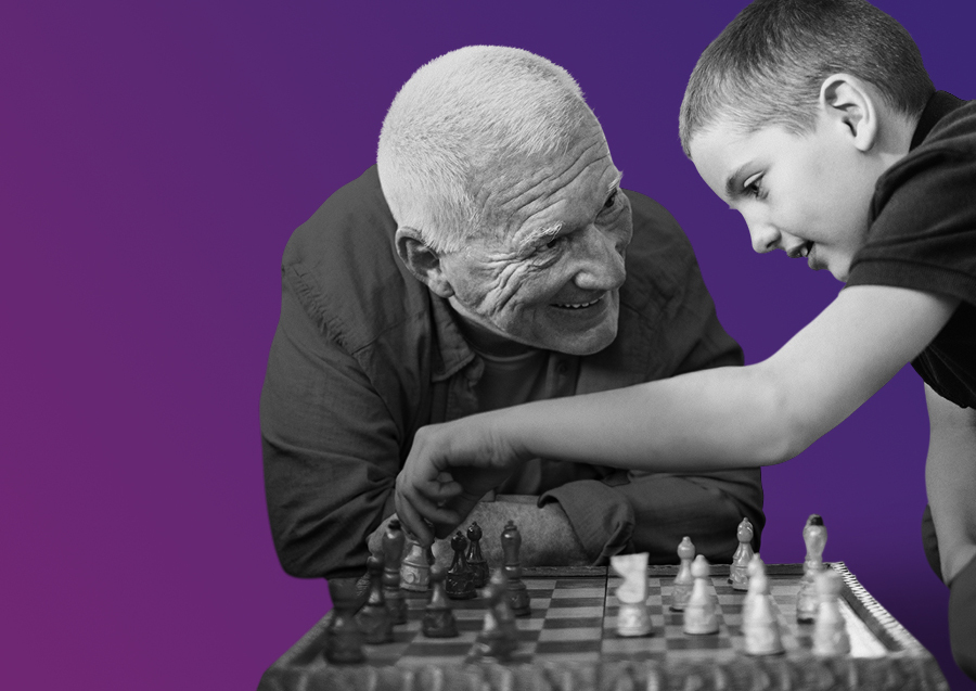 Alter Mann spielt mit Jungen Schach